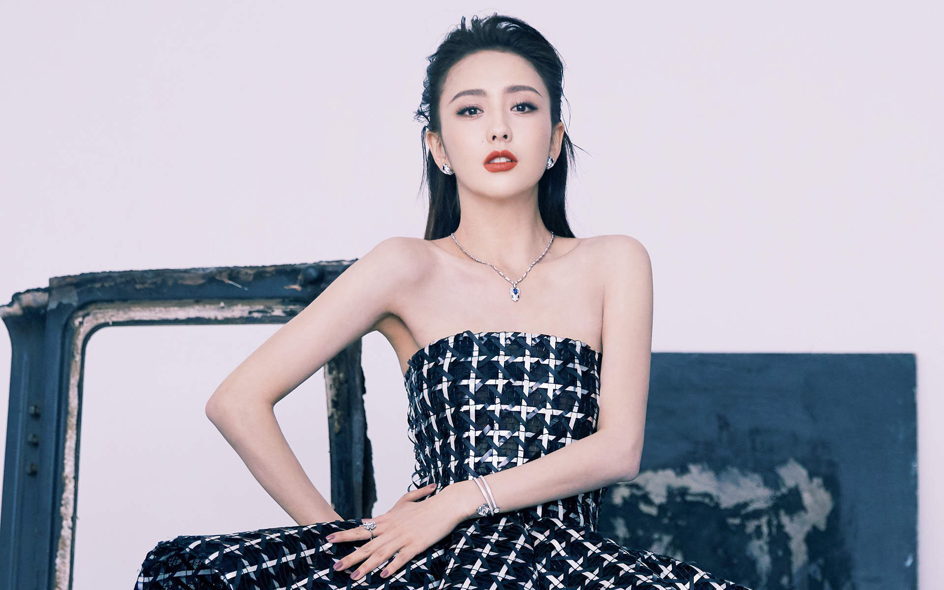 高清中国内地新疆伊犁影视女演员佟丽娅超A背头高清桌面壁纸图片