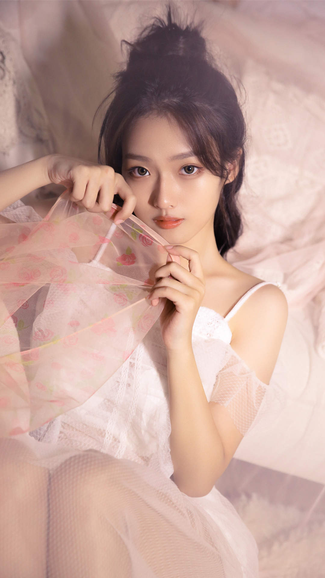 床上美女图片
