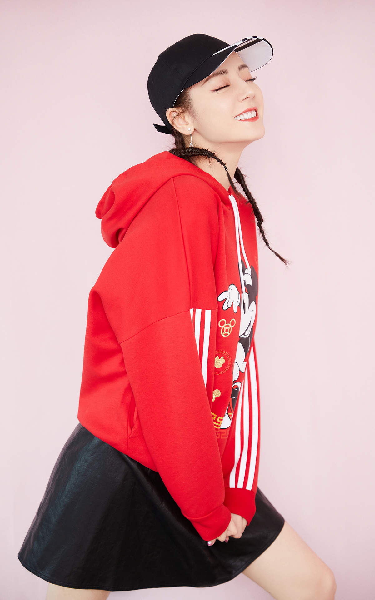 新疆乌鲁木齐美女演员迪丽热巴性感抹胸裙写真桌面壁纸图片