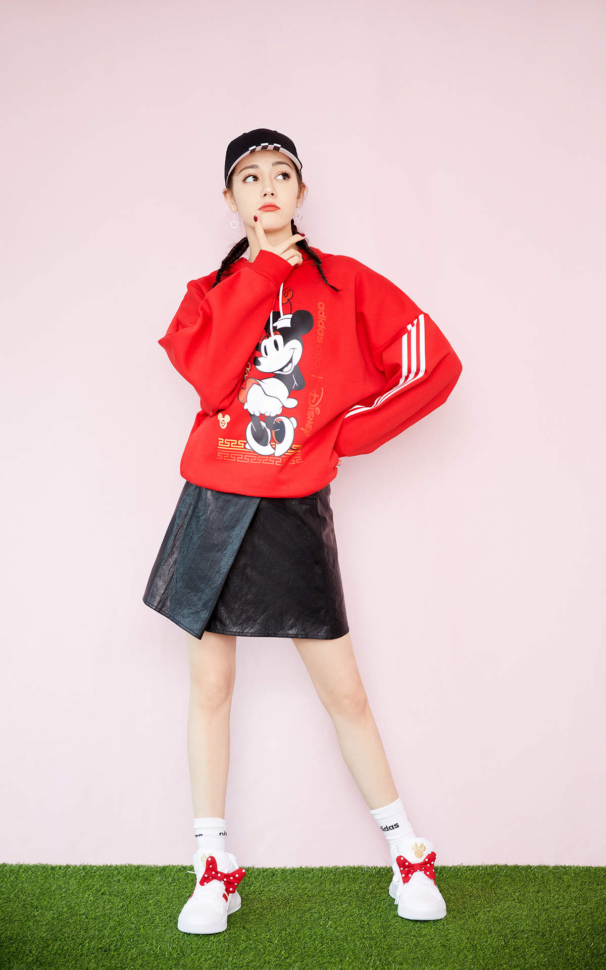 新疆乌鲁木齐美女演员迪丽热巴性感抹胸裙写真桌面壁纸图片