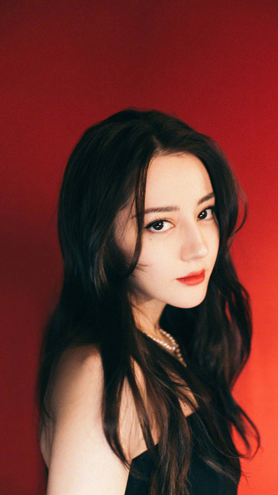 新疆乌鲁木齐美女演员迪丽热巴性感抹胸裙写真桌面壁纸图片