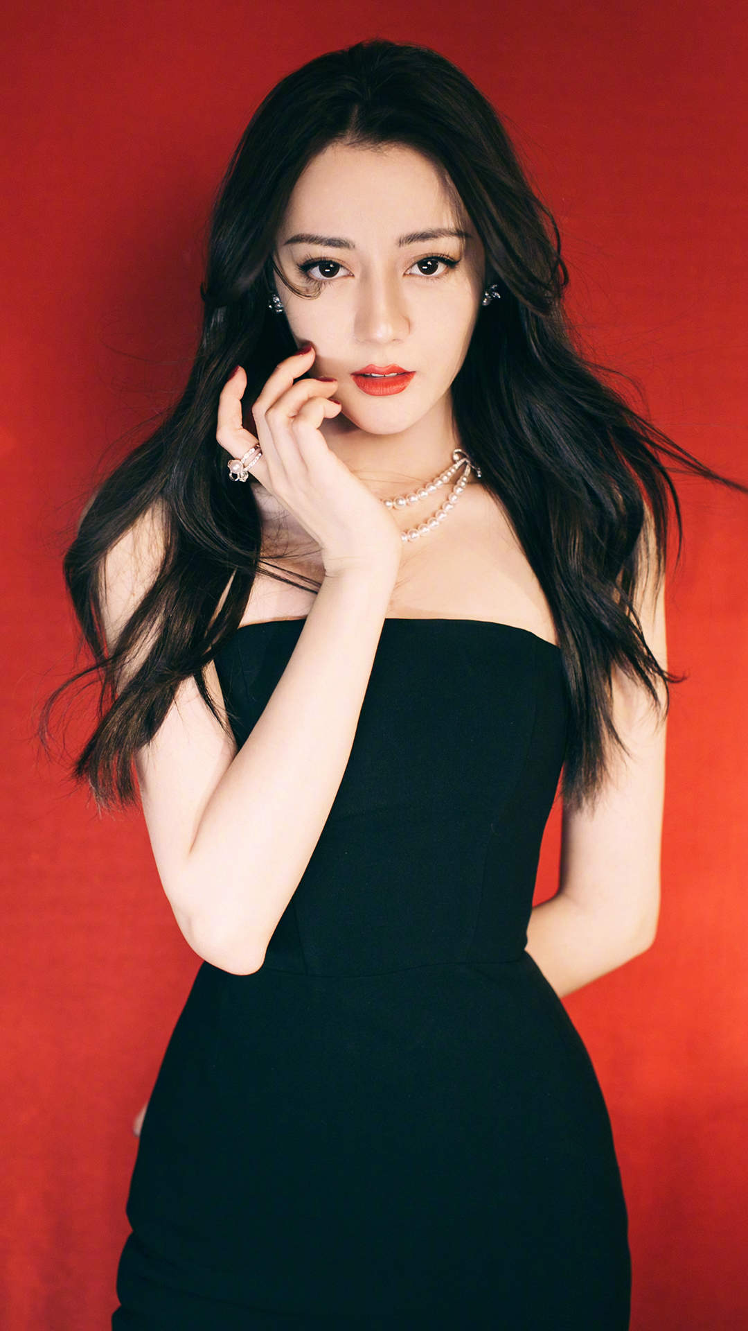 新疆乌鲁木齐美女演员迪丽热巴性感抹胸裙写真桌面壁纸图片