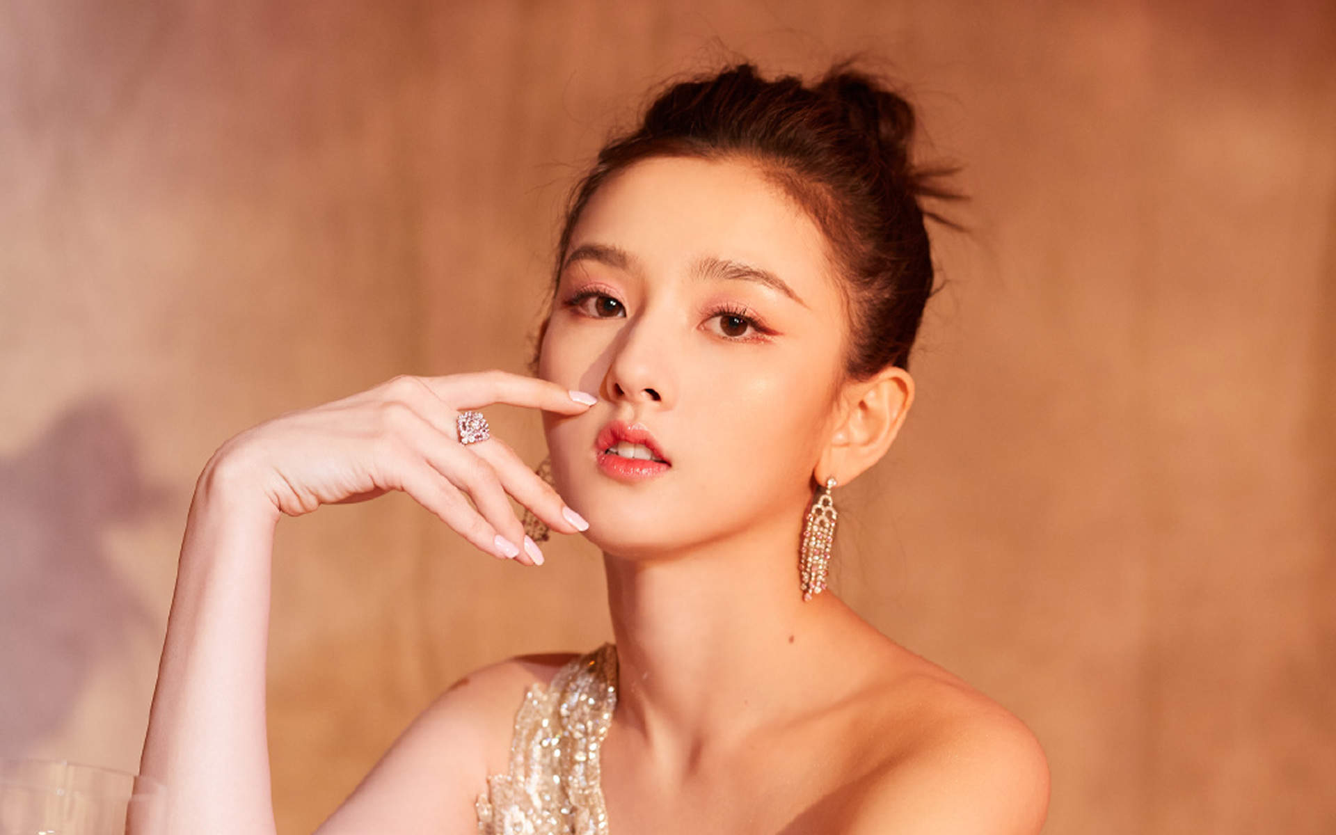 中国北京当代95后女演员宋祖儿羽毛裙性感写真桌面壁纸图片 中国北京当代95后女演员宋祖儿羽毛裙性感写真桌面壁纸图片