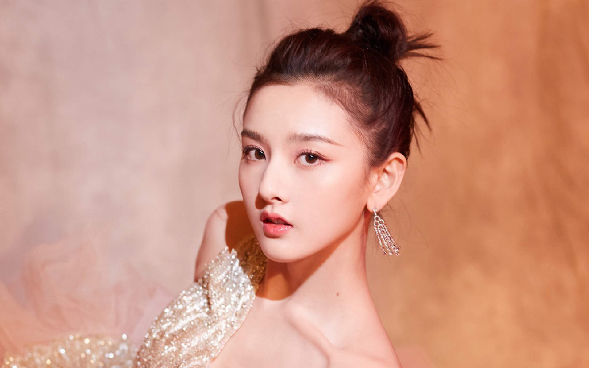 中国北京当代95后女演员小哪吒宋祖儿时尚清新写真桌面壁纸图片