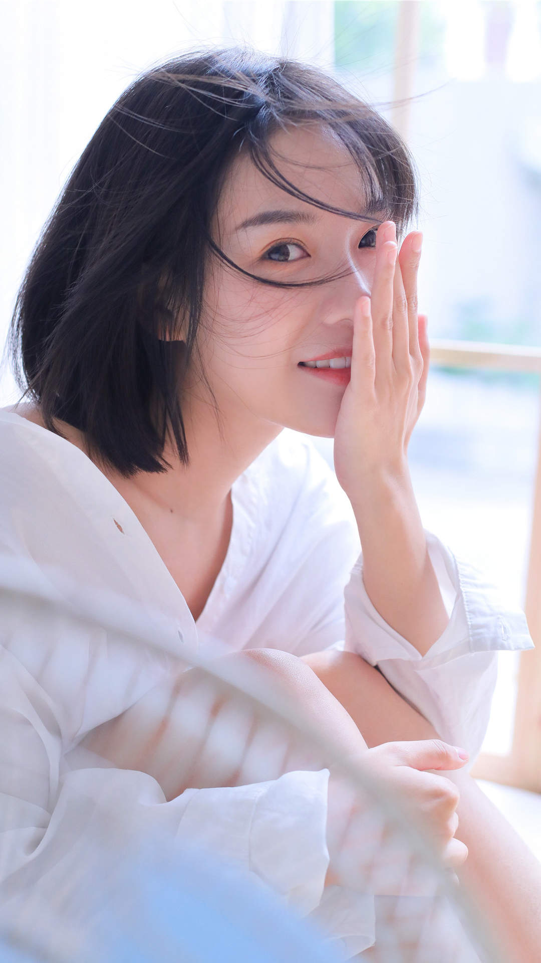 白衬衣短发美女手机壁纸图片