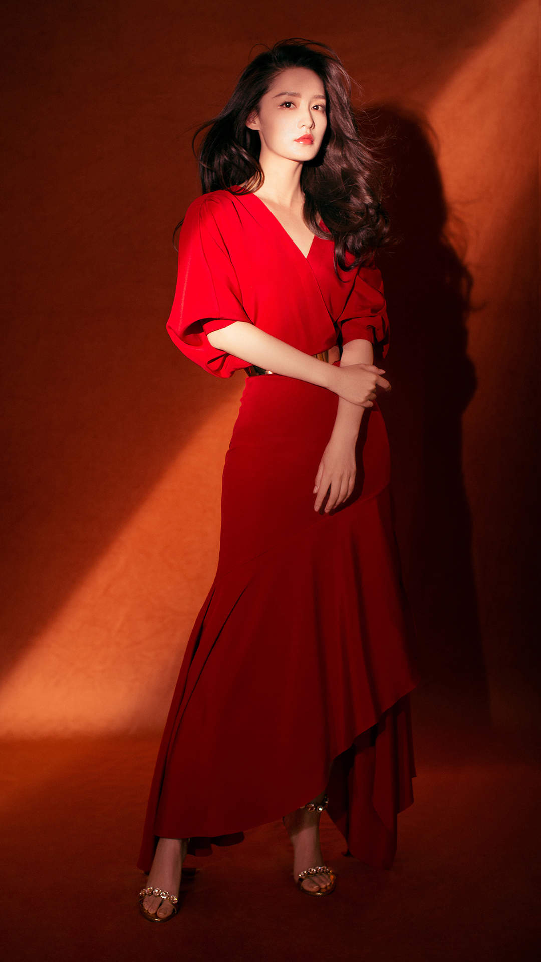 中国内地江苏省苏州市影视女演员李沁甜美俏皮写真手机壁纸图片