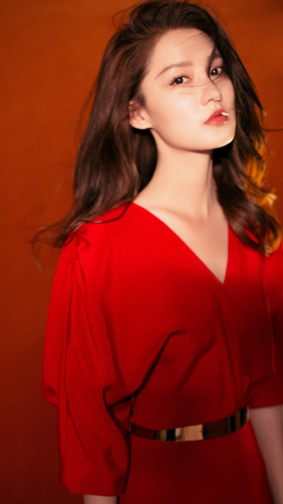 中国内地江苏省苏州市影视女演员李沁甜美俏皮写真手机壁纸图片