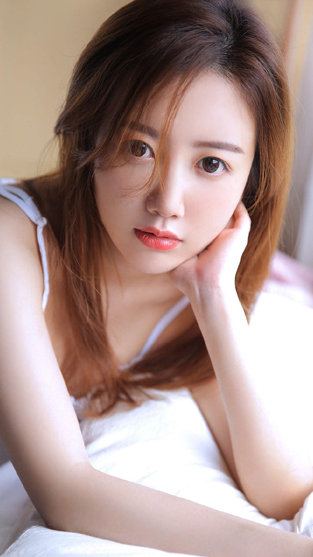 格子吊带裙美女手机壁纸图片