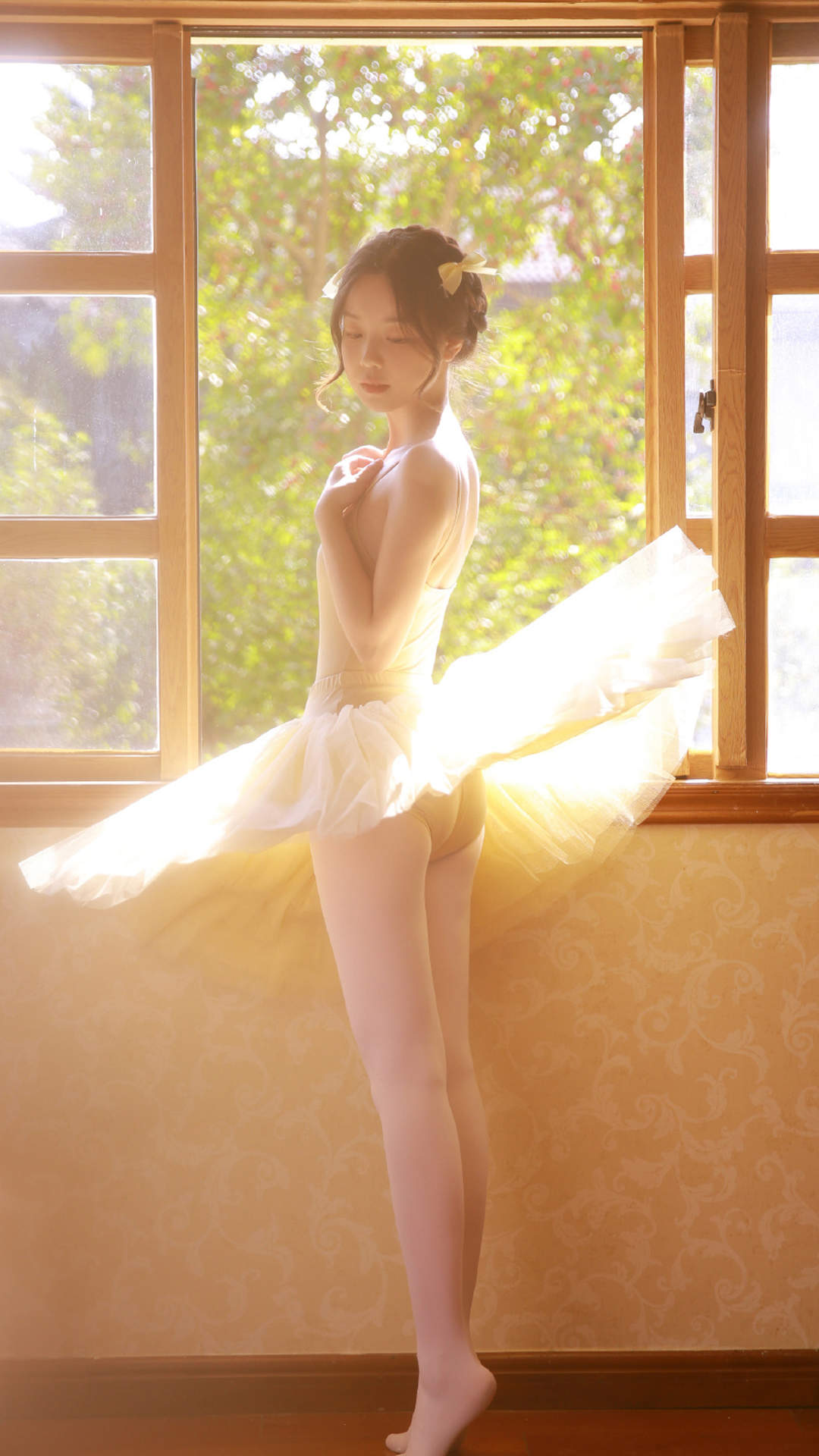 格子吊带裙美女手机壁纸图片