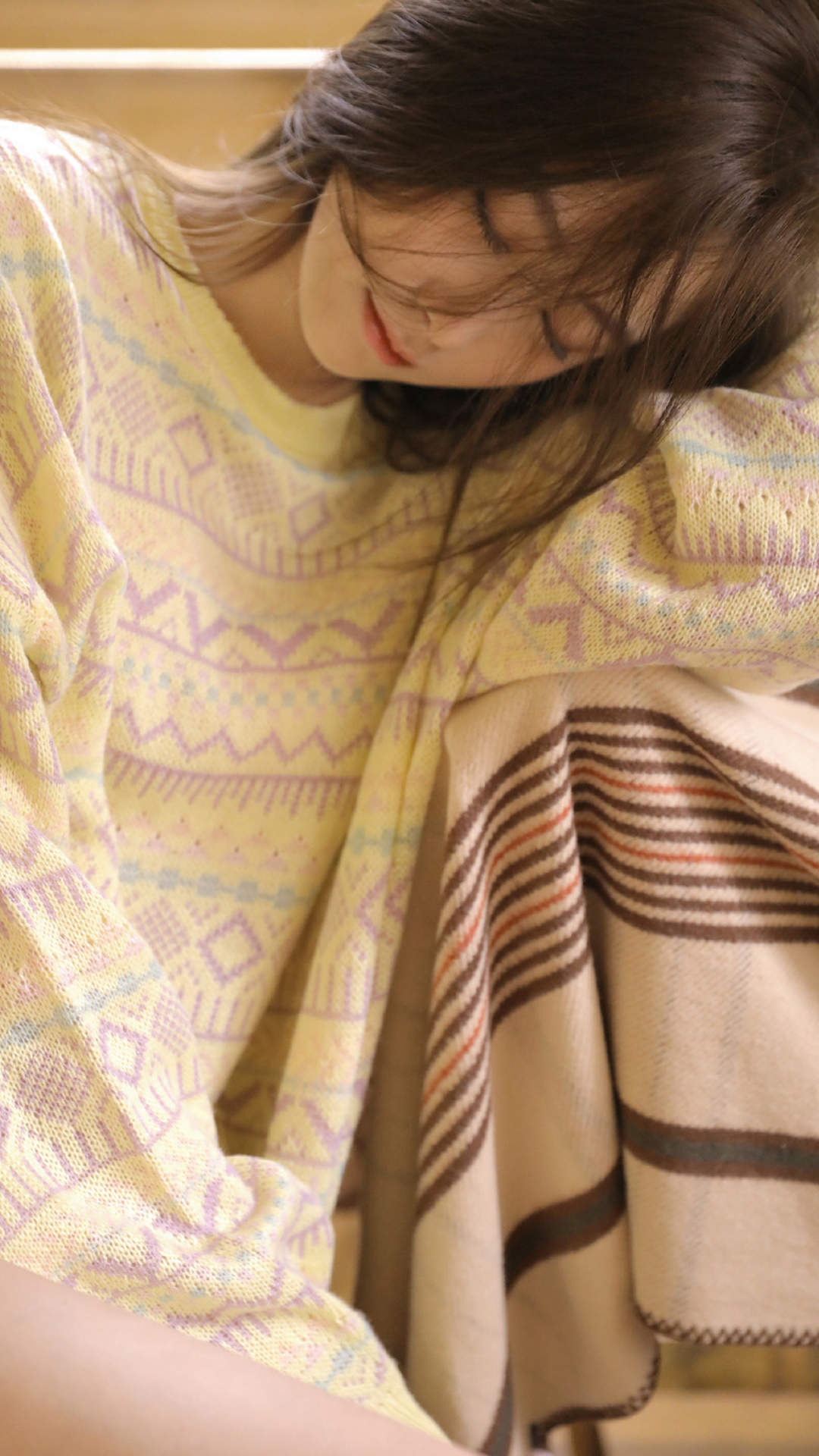 妖艳卷发美女手机壁纸图片