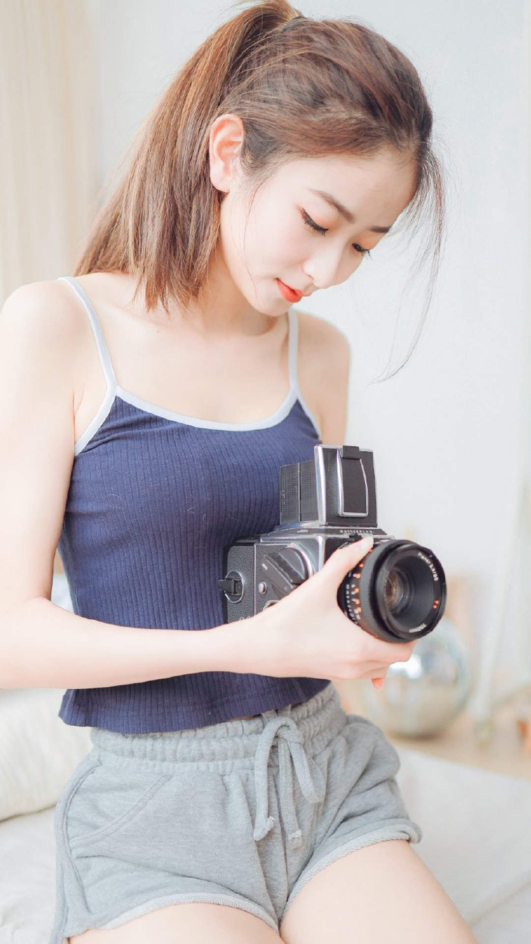 妖艳卷发美女手机壁纸图片