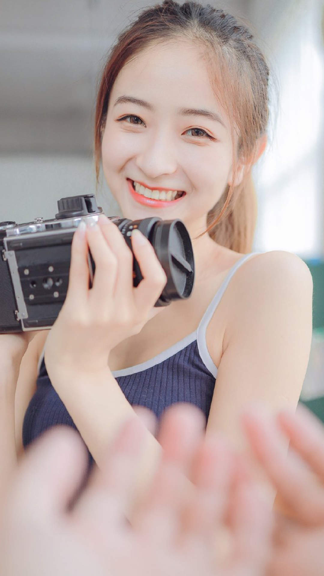 妖艳卷发美女手机壁纸图片