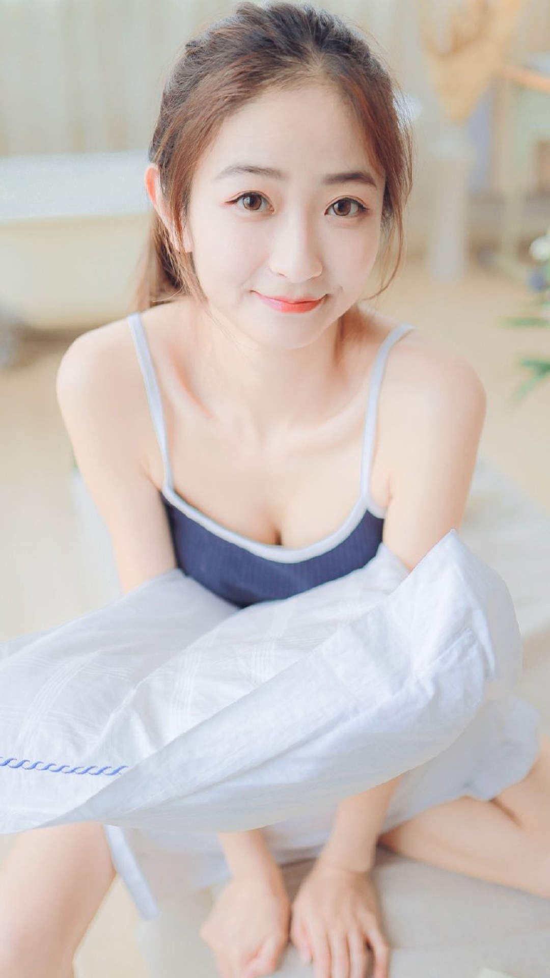 妖艳卷发美女手机壁纸图片