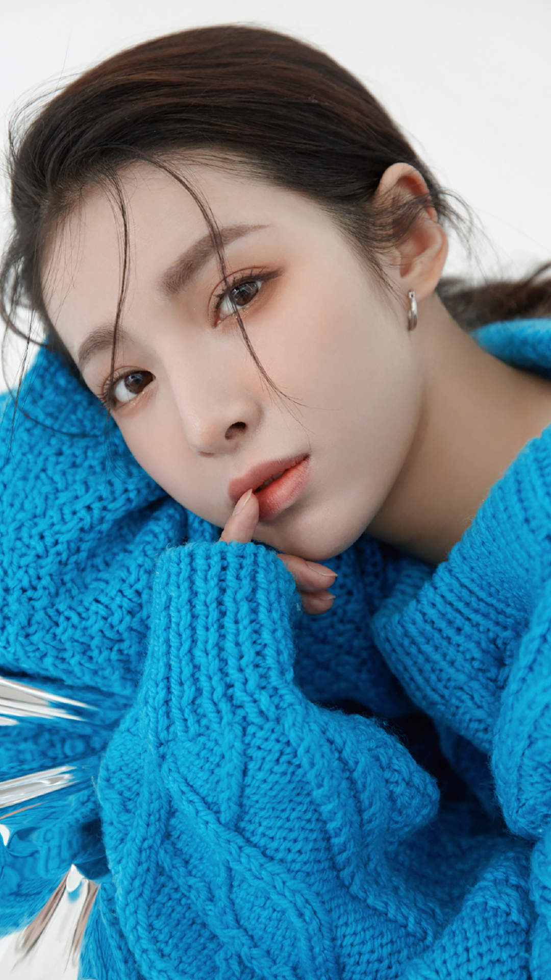 性感蓝色毛衣美女手机壁纸图片