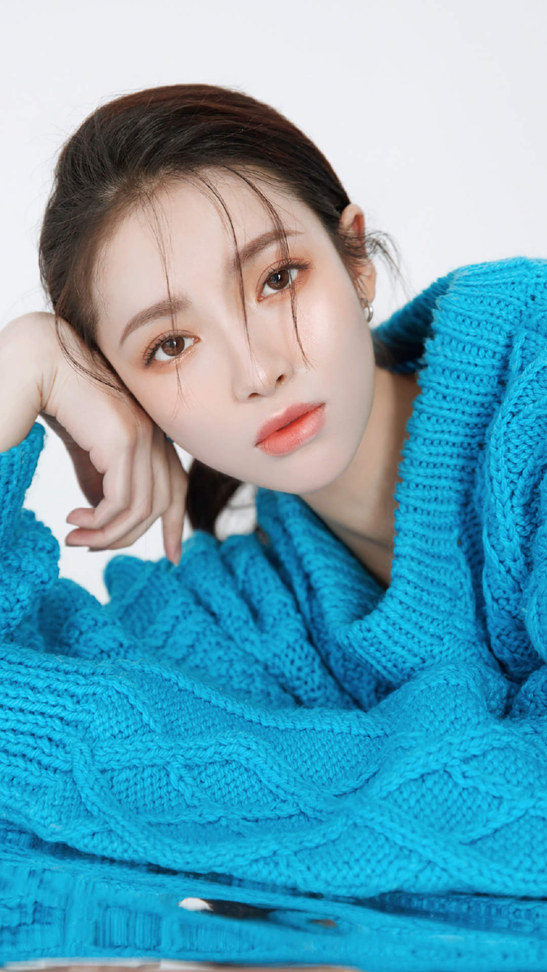 性感蓝色毛衣美女手机壁纸图片