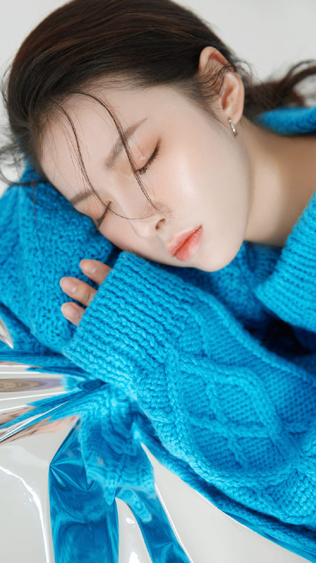 性感蓝色毛衣美女手机壁纸图片