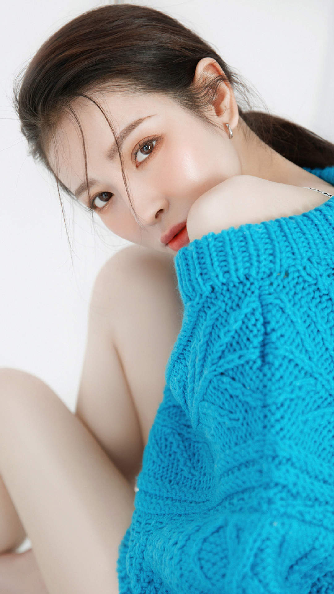 性感蓝色毛衣美女手机壁纸图片