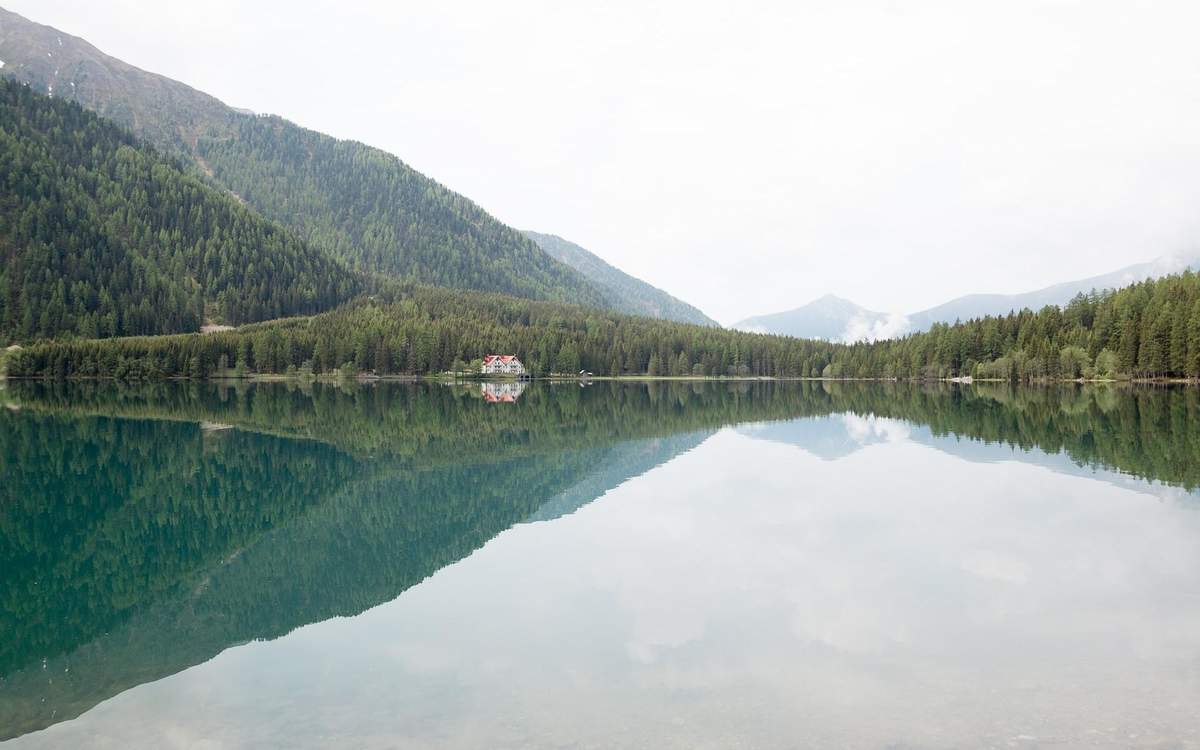 平静的湖面图片