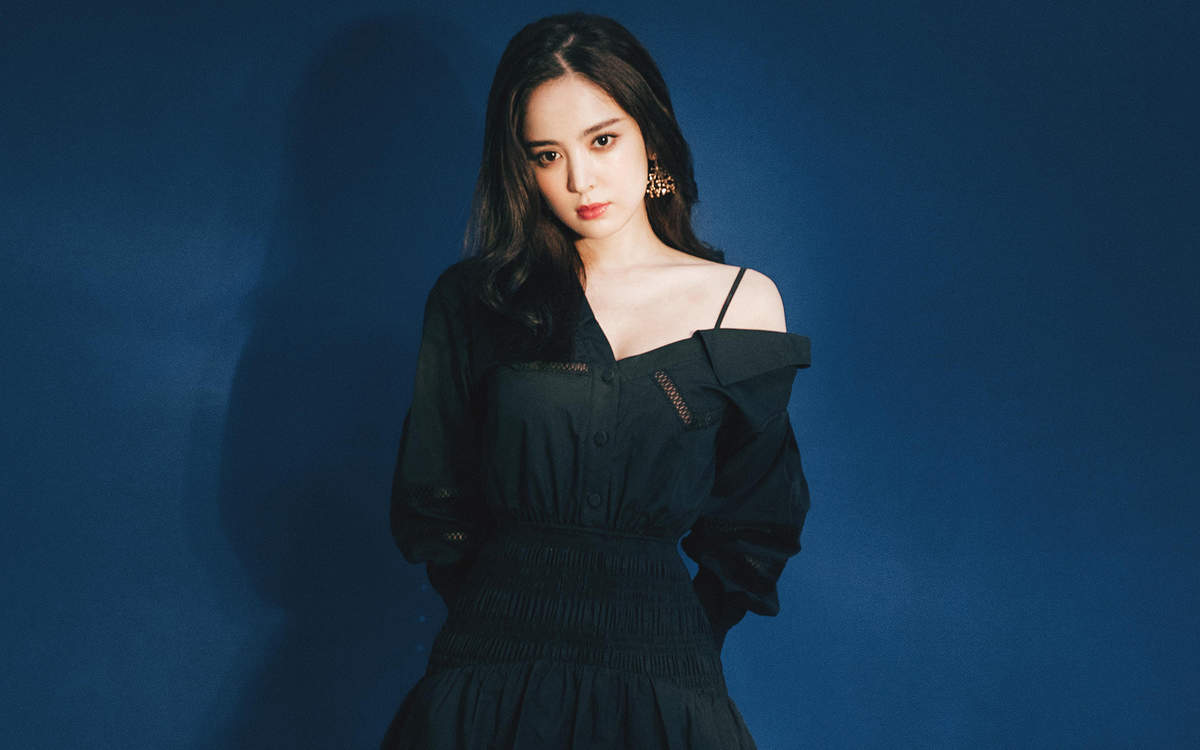 中国内地新疆乌鲁木齐市影视女演员古力娜扎率性性感写真手机壁纸图片