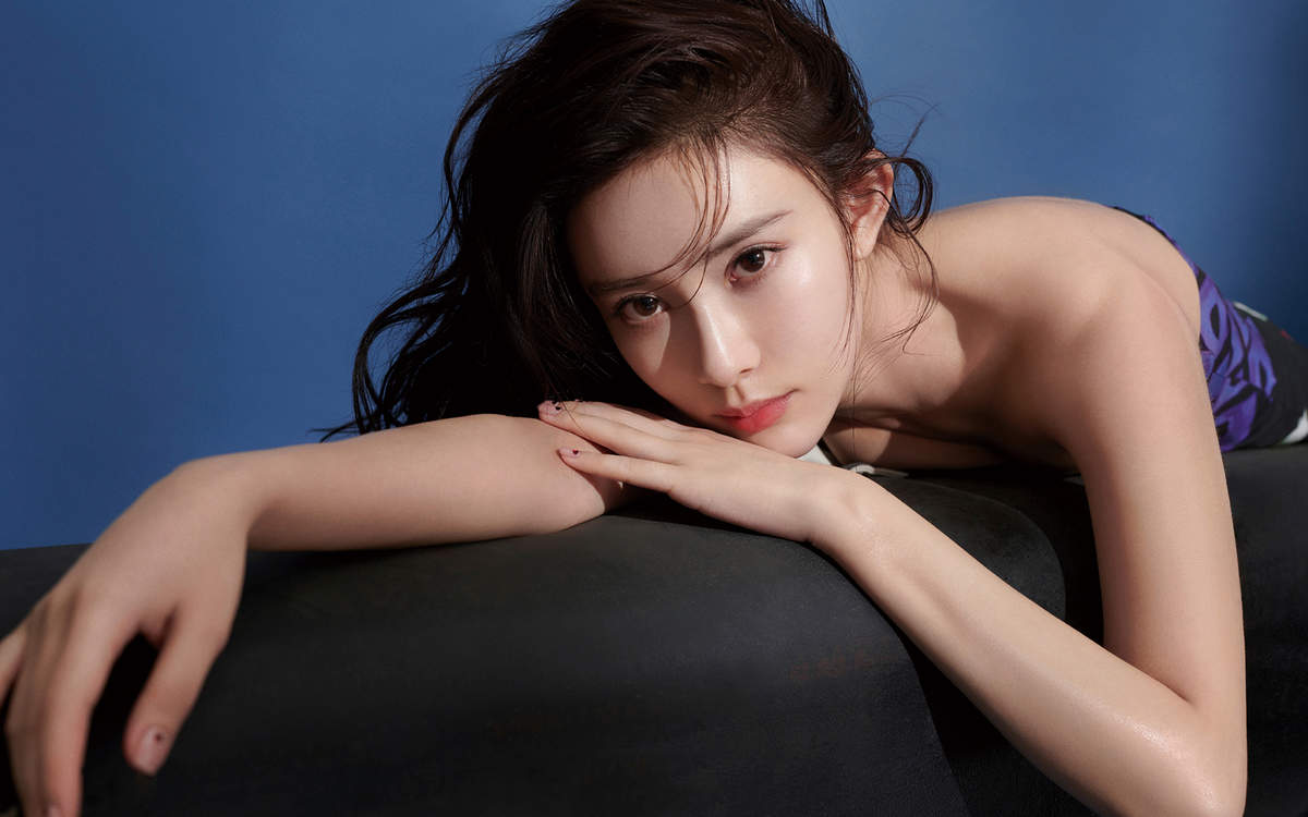 中国内地吉林长春女演员孟子义红裙香肩养眼写真图片图片