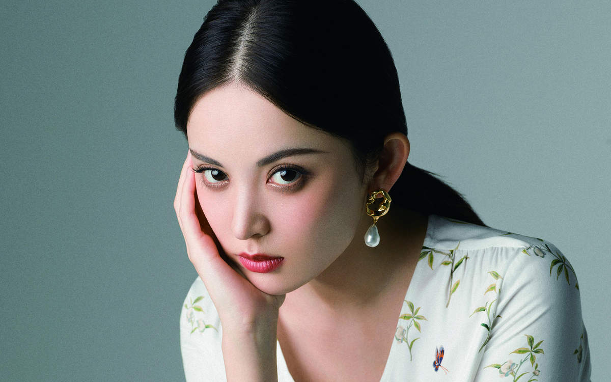 中国内地新疆乌鲁木齐市影视女演员古力娜扎率性性感写真手机壁纸图片