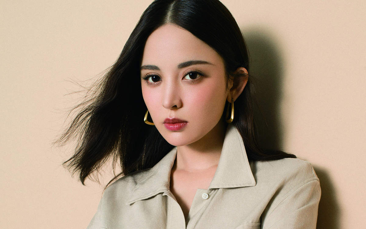 中国内地新疆乌鲁木齐市影视女演员古力娜扎率性性感写真手机壁纸图片