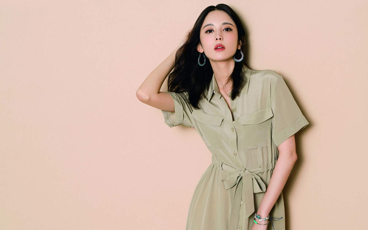 中国内地新疆乌鲁木齐市影视女演员古力娜扎率性性感写真手机壁纸图片