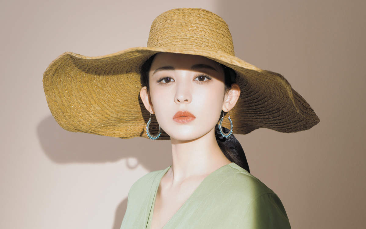 中国内地新疆乌鲁木齐市影视女演员古力娜扎率性性感写真手机壁纸图片