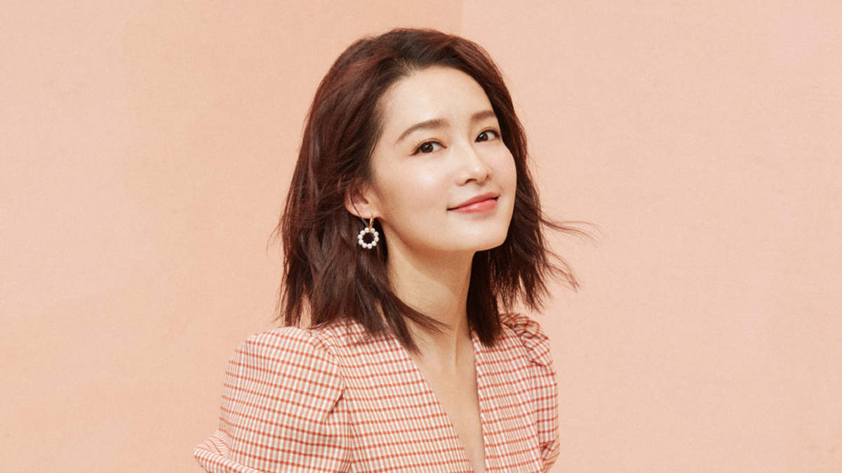 中国内地江苏省苏州市影视女演员李沁甜美俏皮写真手机壁纸图片