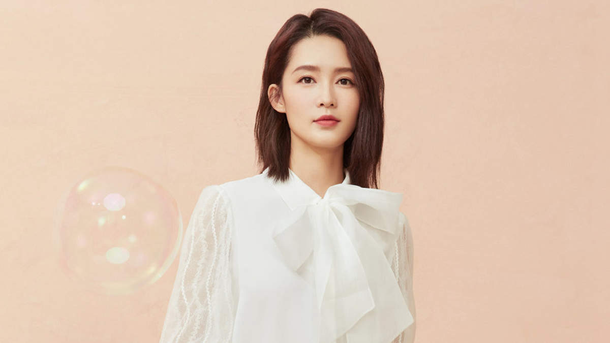 中国内地江苏省苏州市影视女演员李沁黑白长裙性感写真图片图片