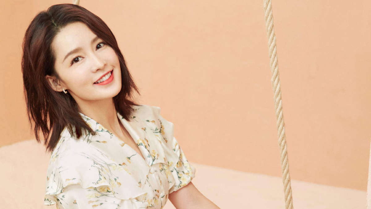 中国内地江苏省苏州市影视女演员李沁甜美俏皮写真手机壁纸图片