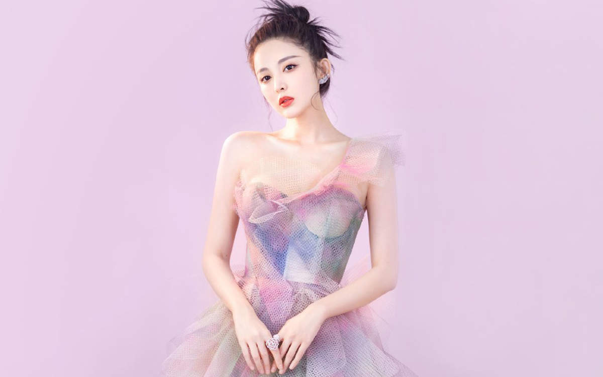 中国内地新疆乌鲁木齐市影视女演员古力娜扎微博之夜性感甜美写真图片图片