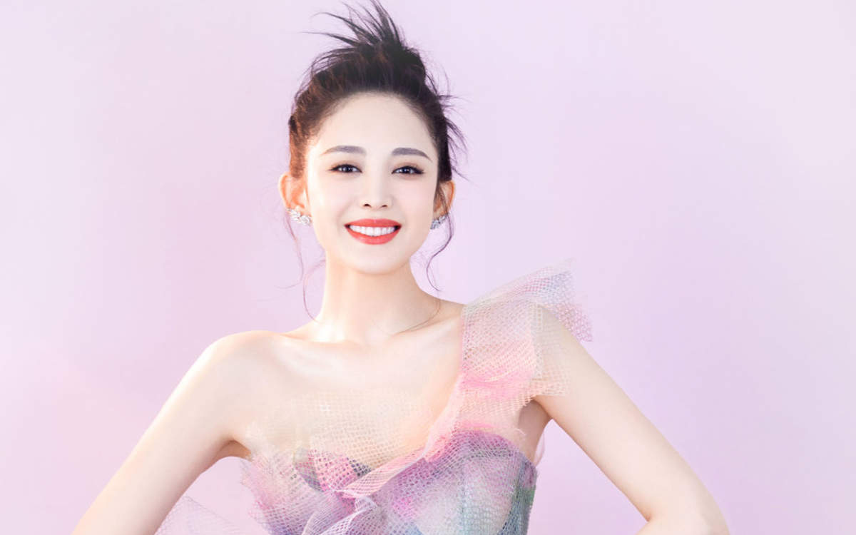中国内地新疆乌鲁木齐市影视女演员古力娜扎微博之夜性感甜美写真图片图片