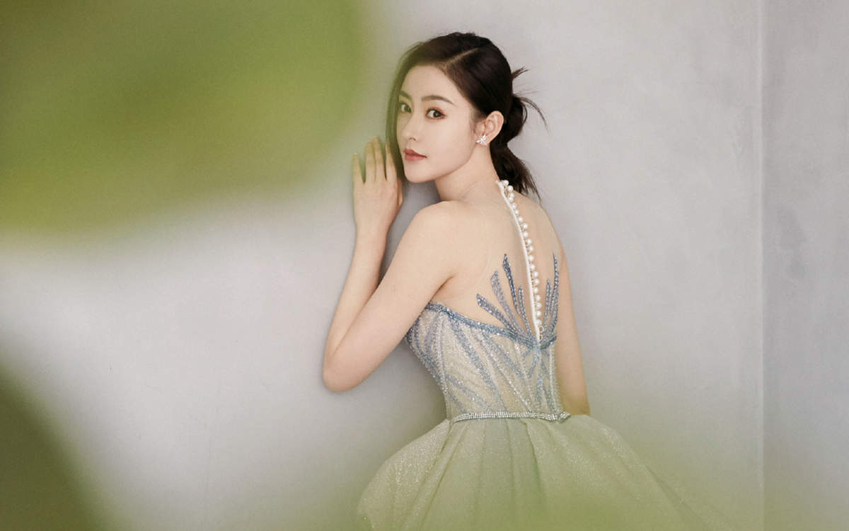 高清哈尔滨新生代女演员张天爱最新时尚杂志封面写真图片图片