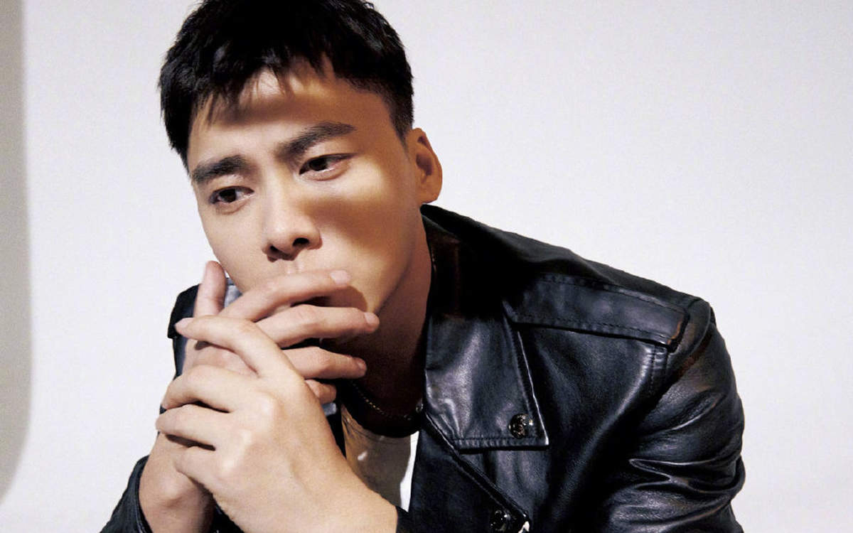 高清中国内地四川成都男演员帅气男神李易峰图片李易峰简约写真白衬衫男神演绎儒雅气质图片