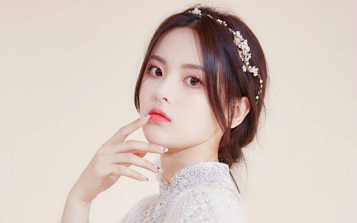 高清江苏女星杨超越绿发高马尾元气造型图片。图片