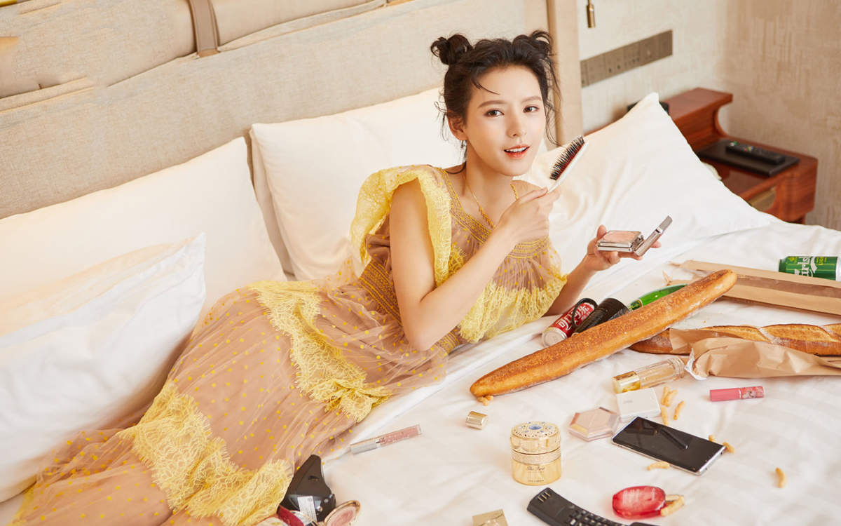 中国内地新晋女演员模特张予曦妩媚浴袍微博美照图片图片