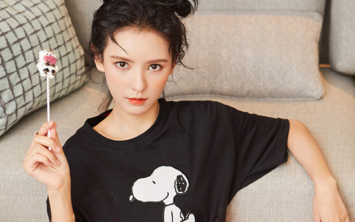 中国内地新晋女演员模特张予曦妩媚浴袍微博美照图片图片