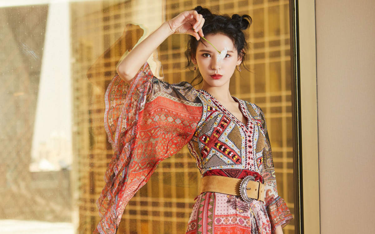 中国内地新晋女演员模特张予曦妩媚浴袍微博美照图片图片
