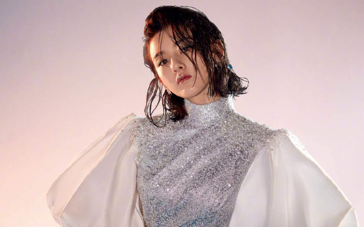 中国北京当代95后女演员小哪吒宋祖儿时尚清新写真桌面壁纸图片