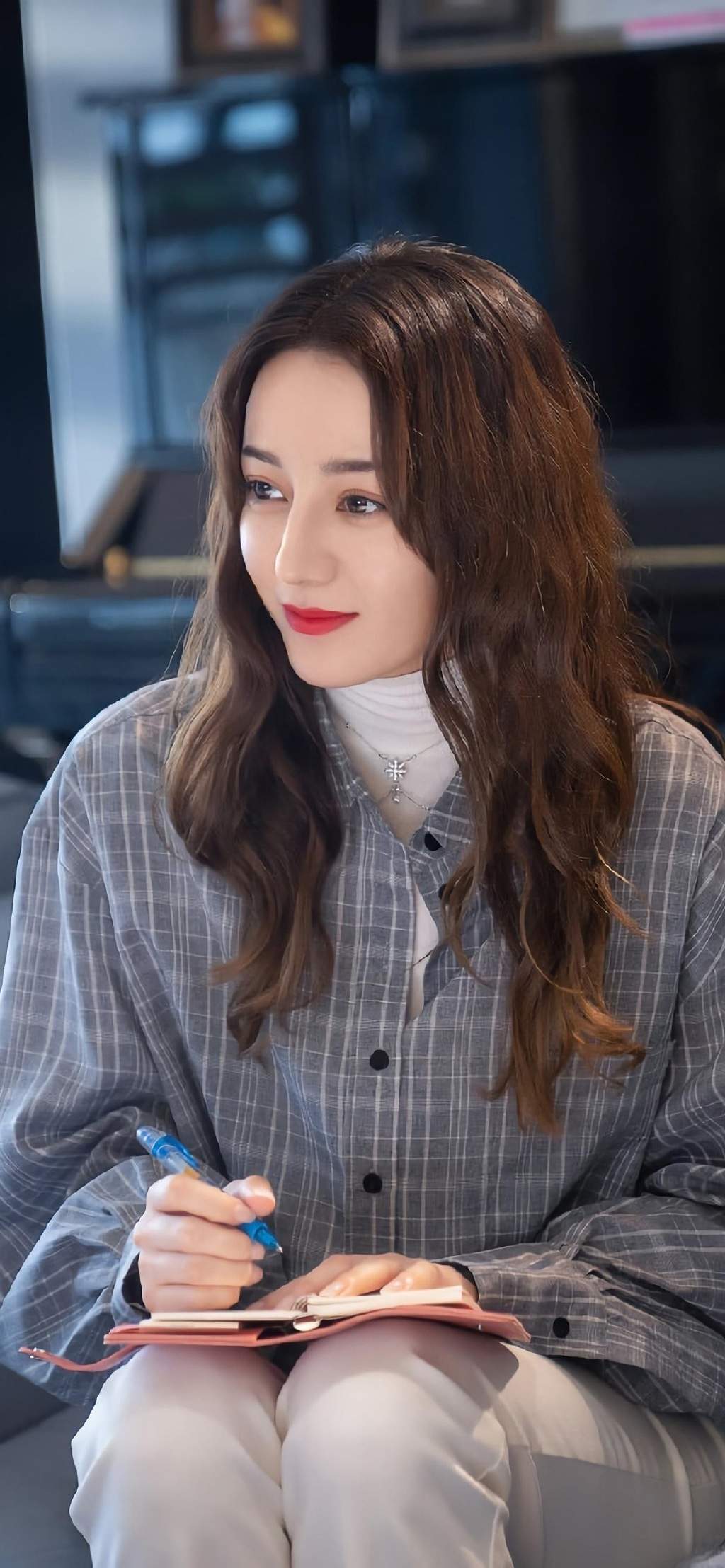 新疆乌鲁木齐美女演员迪丽热巴最新杂志写真图片图片