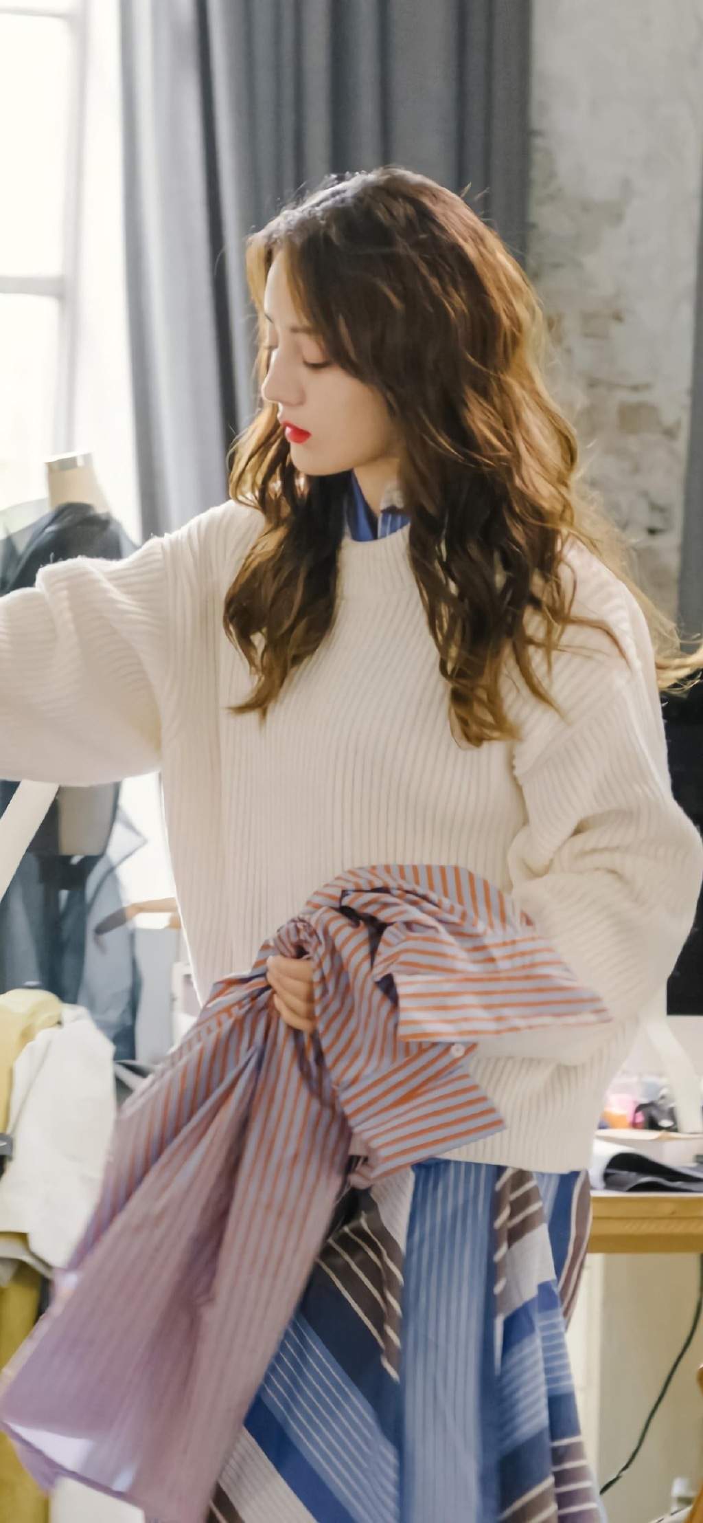 新疆乌鲁木齐美女演员迪丽热巴最新杂志写真图片图片