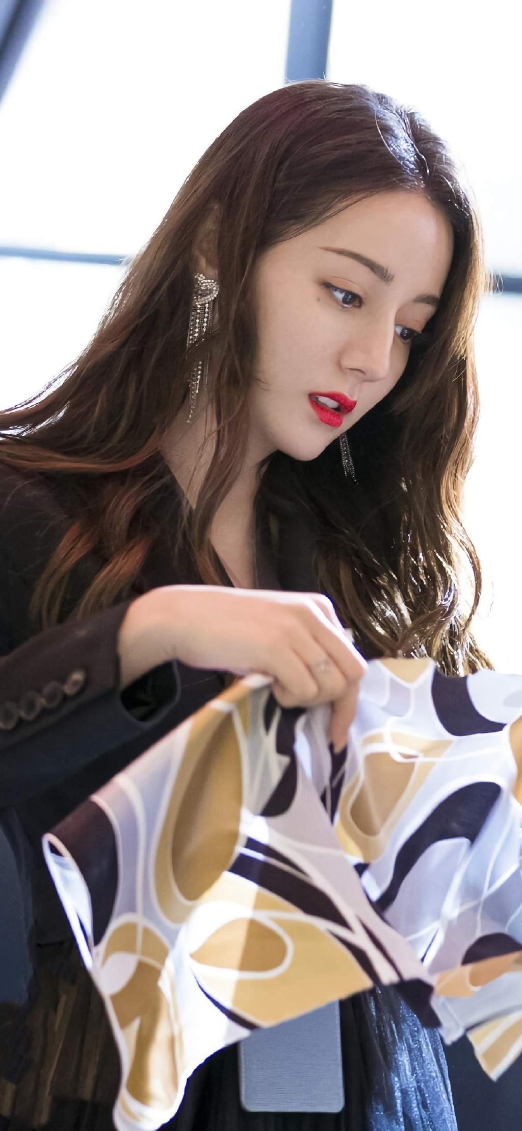 新疆乌鲁木齐美女演员迪丽热巴性感抹胸裙写真桌面壁纸图片