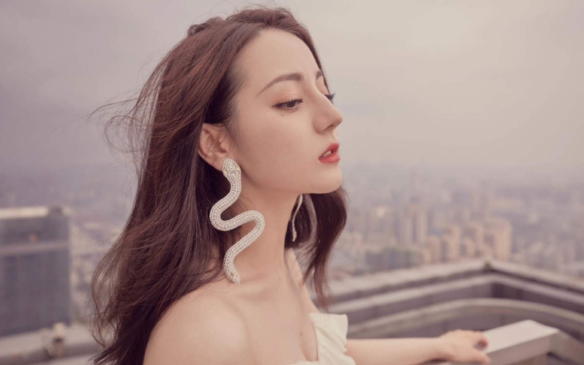 新疆乌鲁木齐美女演员迪丽热巴性感抹胸裙写真桌面壁纸图片