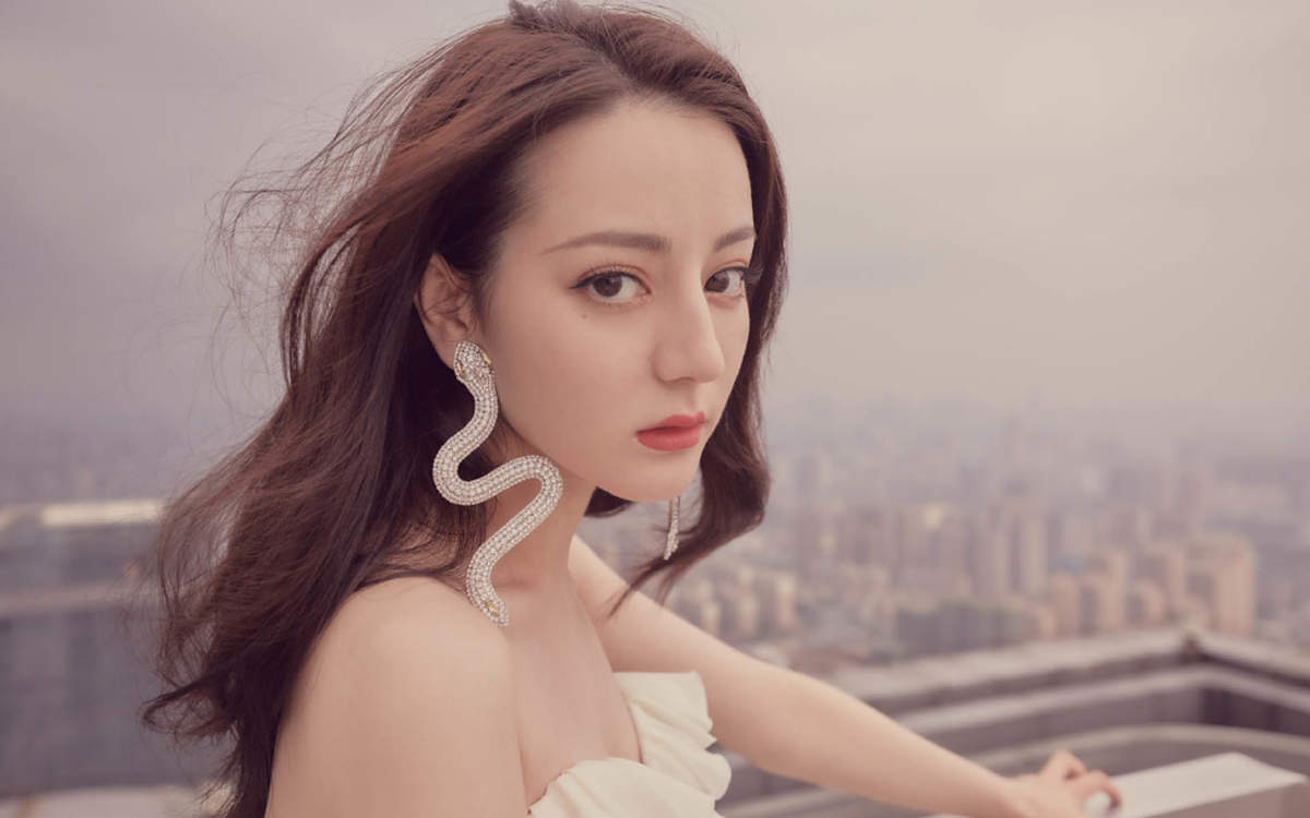 新疆乌鲁木齐美女演员迪丽热巴性感抹胸裙写真桌面壁纸图片