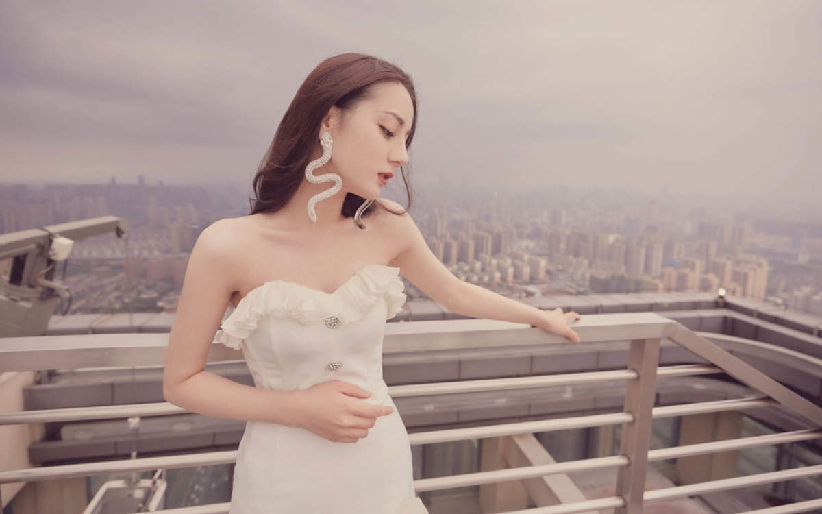 新疆乌鲁木齐美女演员迪丽热巴性感抹胸裙写真桌面壁纸图片