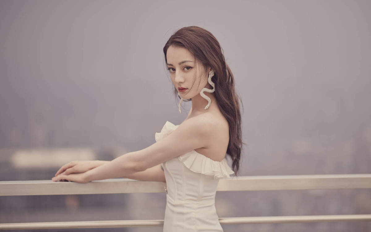 新疆乌鲁木齐美女演员迪丽热巴性感抹胸裙写真桌面壁纸图片
