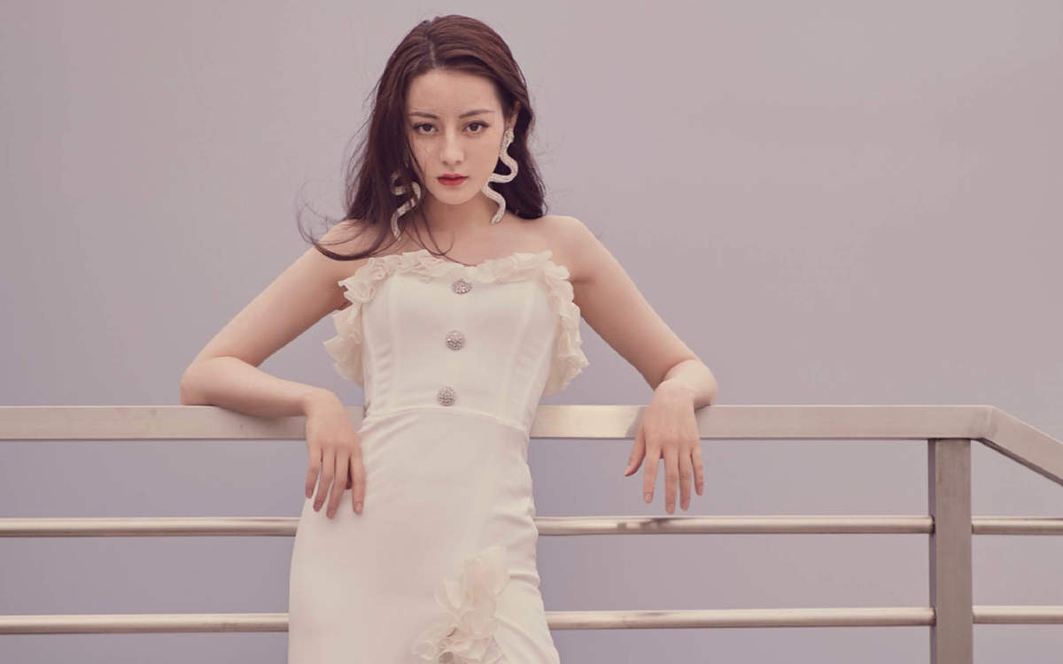 新疆乌鲁木齐美女演员迪丽热巴性感抹胸裙写真桌面壁纸图片