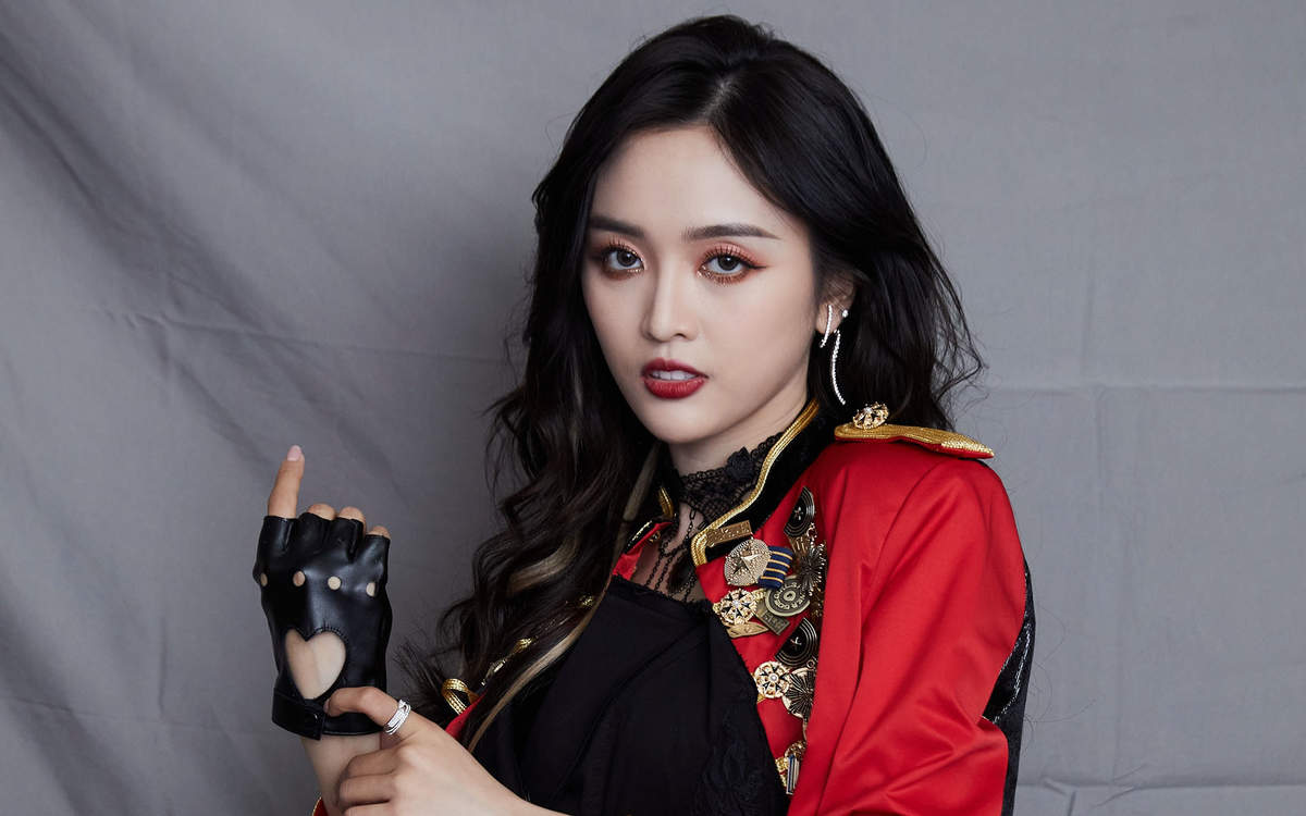高清女明星吴宣仪漫画刘海自拍照图片图片
