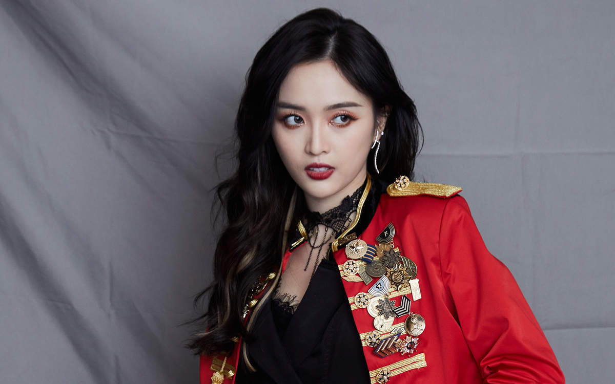 高清女明星吴宣仪漫画刘海自拍照图片图片